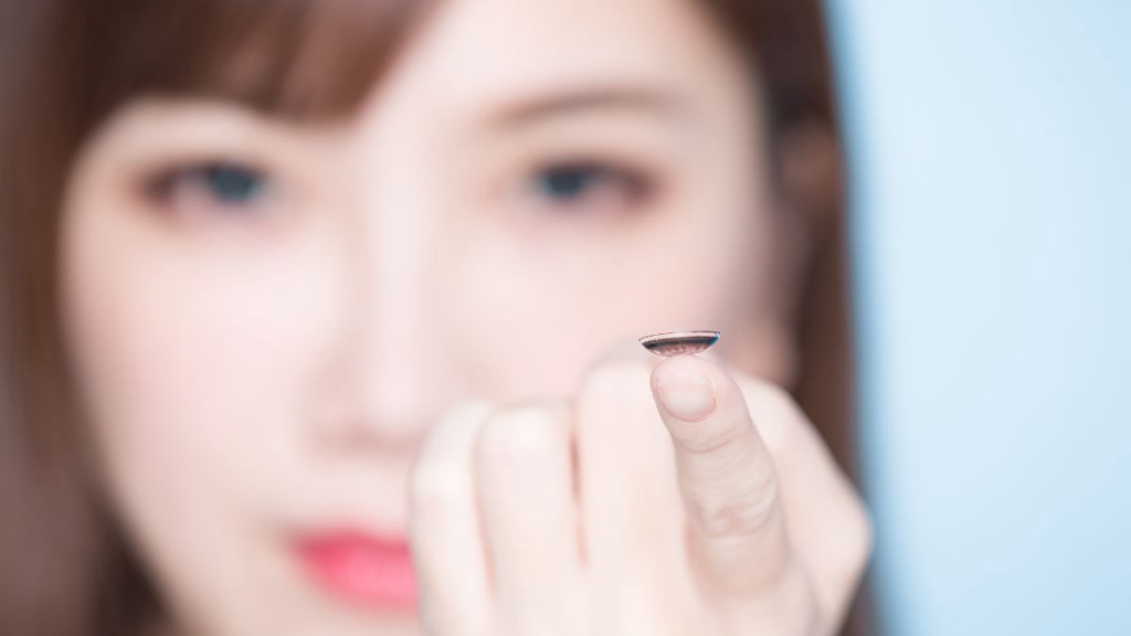 Menjaga Mata Memakai Softlens